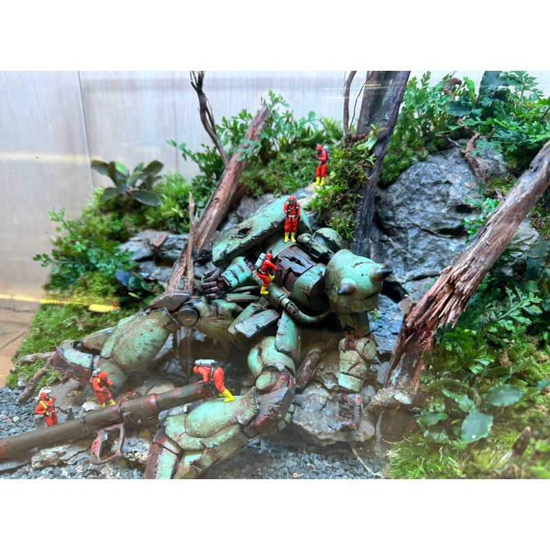 GUNPLA TERRARIUM – Fallen Zaku (Skybox 36x22x26cm)
