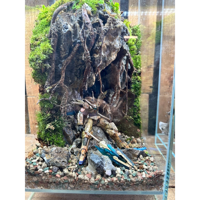 GUNPLA TERRARIUM – Fallen Mobile in Cave (20x20x35cm)